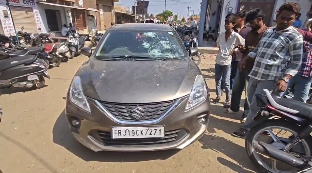 Video - नवनिर्वाचित सरपंच के बेटे की कार पर पथराव, पेट्रोल छिडक़कर जिंदा जलाने की कोशिश
