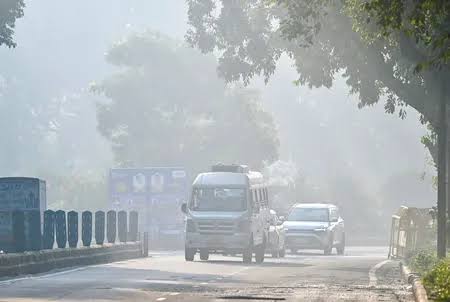 दिल्ली-NCR में ठंड के साथ बढ़ रहा प्रदूषण का स्तर, ग्रेटर नोएडा का AQI 300 के पार