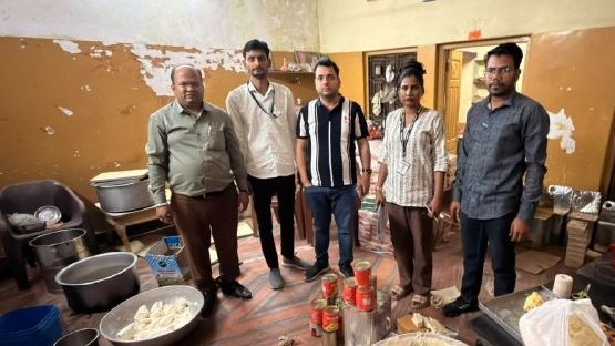 मिलावटखोरों पर शिकंजा: तीन मिष्ठान भंडारों से मलाई बर्फी व मावे के सैंपल लिए, दो को सुधार नोटिस