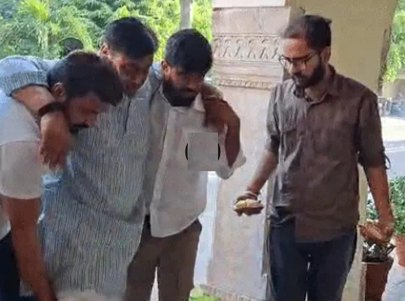 40 घंटे बाद कांग्रेस नेताओं से मिलने पहुंचे जयपुर पुलिस कमिश्नर