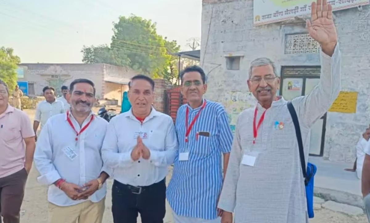 राजस्थान पंचायत चुनाव: कहीं EVM में खराबी, कहीं बूथ पर कतारें