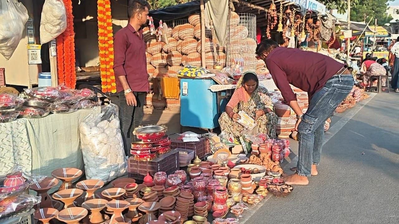 सुहाग का महापर्व करवा चौथ आज: अखंड सौभाग्य के लिए सुहागिनों ने रखा निर्जला व्रत
