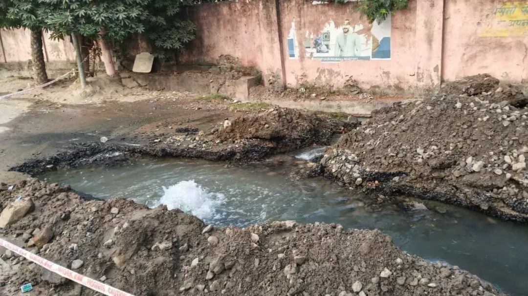 लापरवाही की खुदाई से फूटी पेयजल लाइन, हजारों लीटर पानी बर्बाद
