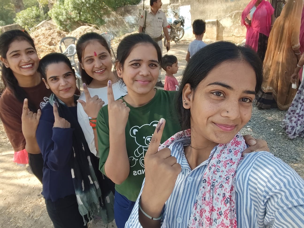 गांवों की ‘सरकार’ चुनने के लिए उत्साह,  कुछ स्थानों पर इवीएम खराब