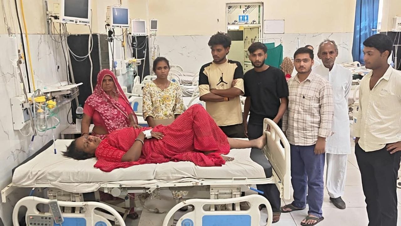 कुड़ी चौराहे पर बेकाबू कार ने जोगणियां माता दर्शन को जा रहीं दो महिलाओं को मारी टक्कर