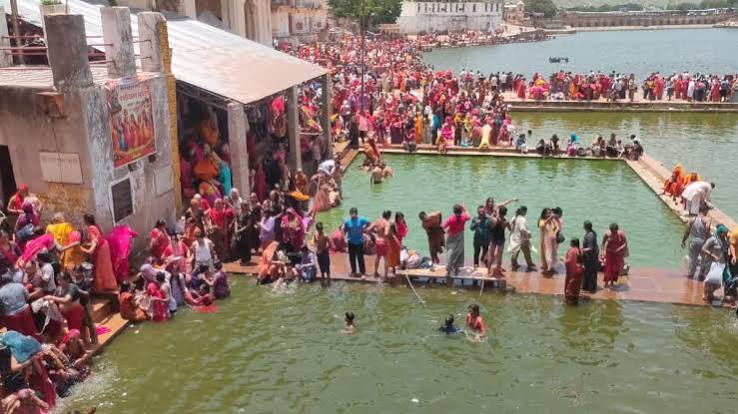 पितृपक्ष में तीर्थराज पुष्कर के 52 घाटों पर उमड़ते हैं श्रद्धालु