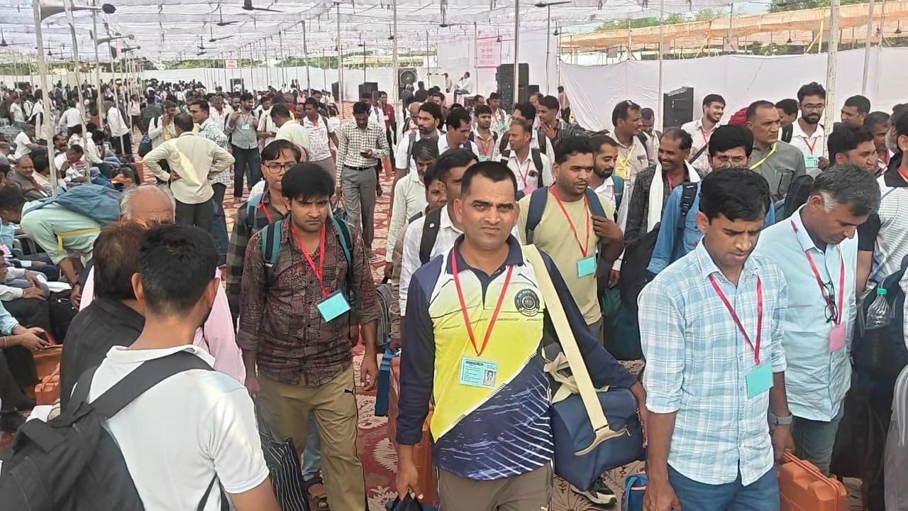 पंचायत चुनाव प्रशिक्षण लेकर मतदान दल रवाना, मतदान कल