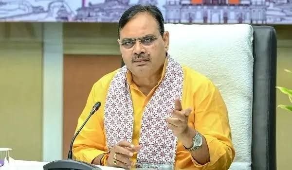 एसीएस शिखर अग्रवाल के बाद अब पत्नी पर गिरी गाज, आईपीएस प्रशाखा भी एपीओ